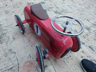 Coche de pedales rojo para niño