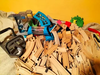 Tren de madera Ikea y accesorios