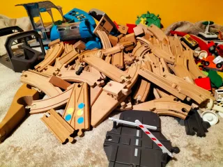 Tren de madera Ikea y accesorios