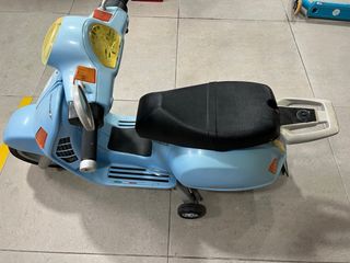 Vespa infantil azul con batería nueva