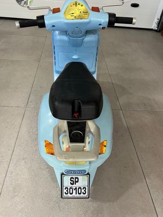 Vespa infantil azul con batería nueva