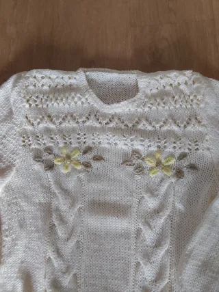 Jersey blanco tejido con flores