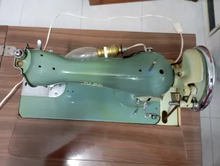 Máquina de coser Singer 43 con mueble