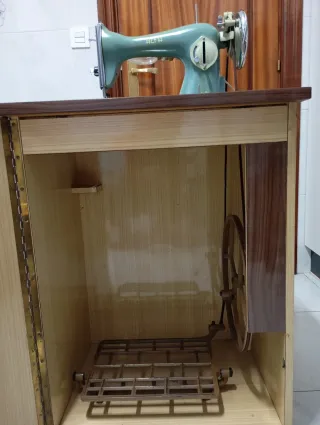 Máquina de coser Singer 43 con mueble