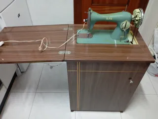 Máquina de coser Singer 43 con mueble