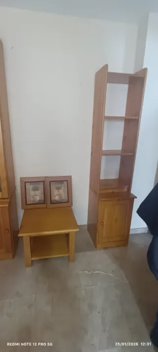 Estantería, vitrina de mad. y cristal, tb separada