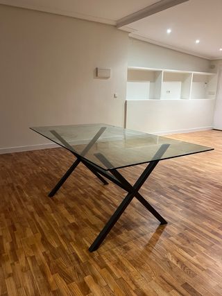 Mesa Comedor Cristal y Patas Metálicas Negras