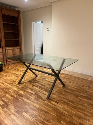 Mesa Comedor Cristal y Patas Metálicas Negras