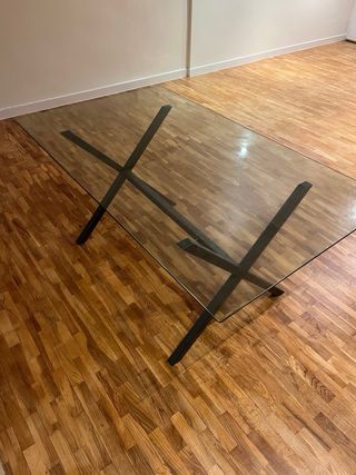 Mesa Comedor Cristal y Patas Metálicas Negras
