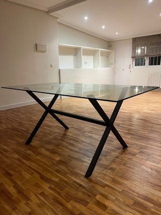 Mesa Comedor Cristal y Patas Metálicas Negras