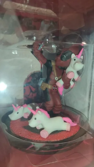 Figura QFig Deadpool con Unicornios