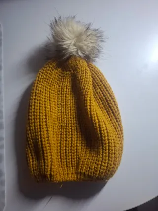 Gorro de lana amarillo con pompón