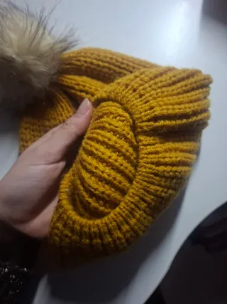 Gorro de lana amarillo con pompón