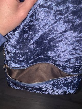 Mochila azul de terciopelo