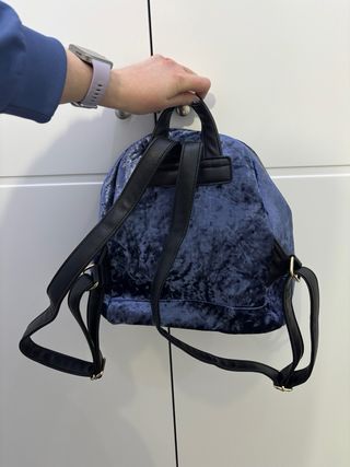 Mochila azul de terciopelo