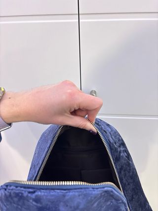 Mochila azul de terciopelo