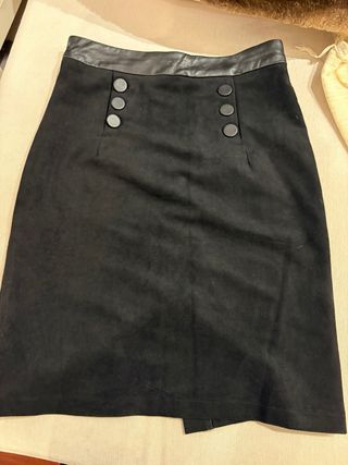 Falda negra con botones y cuero