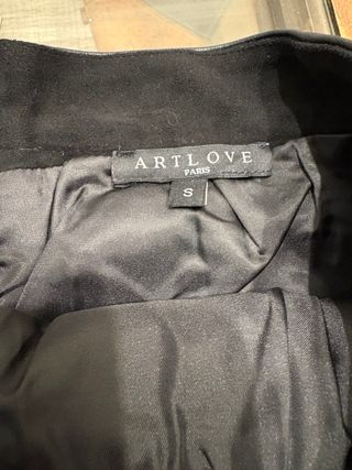 Falda negra con botones y cuero