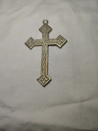 Crucifijo de metal con diseño celta