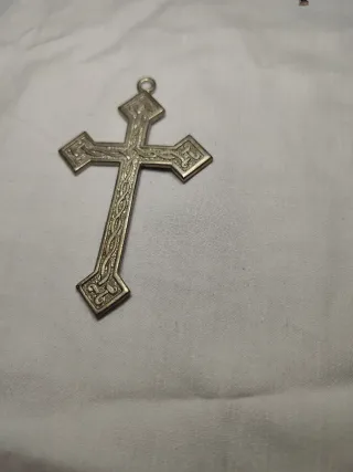 Crucifijo de metal con diseño celta