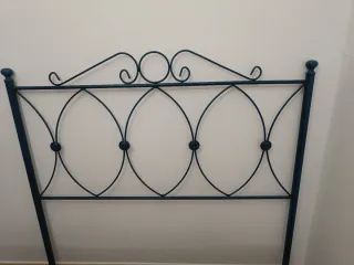 Cabecero de forja negro y dorado