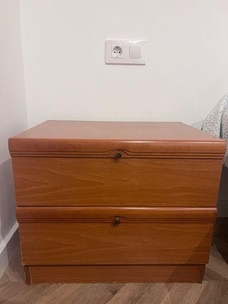 Cómoda de madera y mesitas de noche