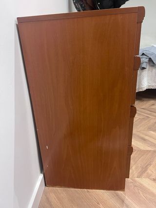 Cómoda de madera y mesitas de noche