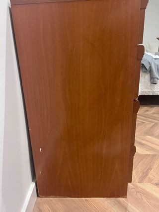 Cómoda de madera y mesitas de noche