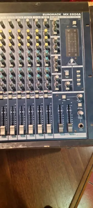 Mesa de Mezclas Behringer Eurorack MX 2804A