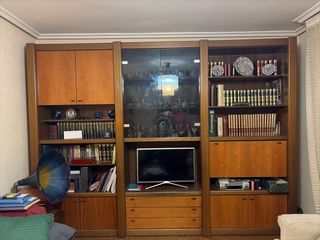 Librería de salón madera y cristal, con minibar