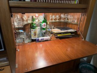 Librería de salón madera y cristal, con minibar