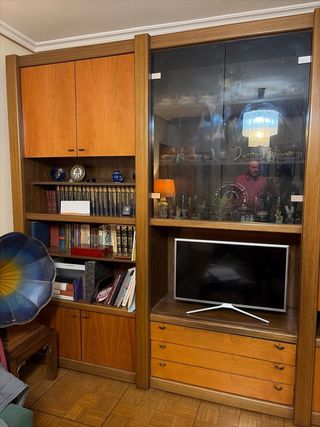 Librería de salón madera y cristal, con minibar