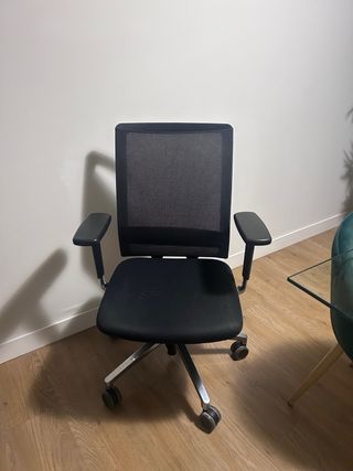 Silla de oficina ergonómica negra