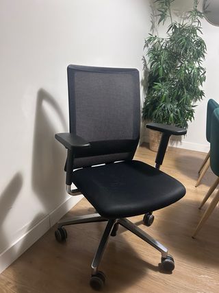 Silla de oficina ergonómica negra