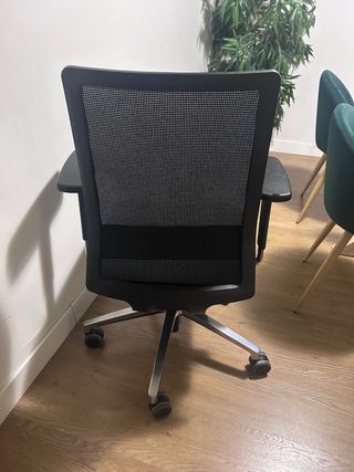 Silla de oficina ergonómica negra
