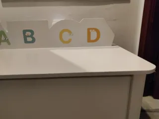 Baúl infantil blanco con letras