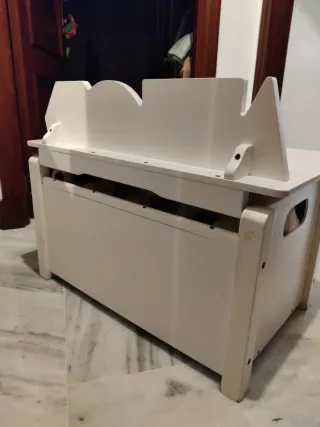 Baúl infantil blanco con letras