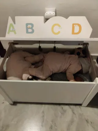 Baúl infantil blanco con letras
