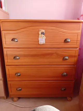 Cómoda de madera con 4 cajones y con ruedas