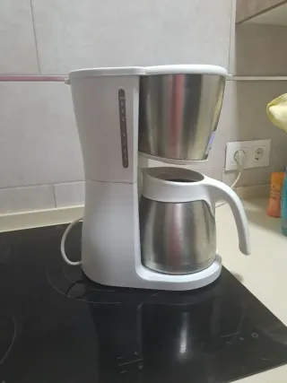Cafetera Eléctrica Plateada y Blanca