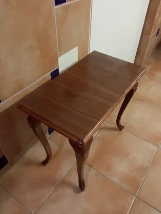Mesa auxiliar antigua de madera