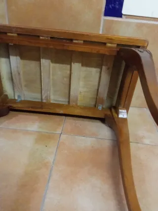 Mesa auxiliar antigua de madera