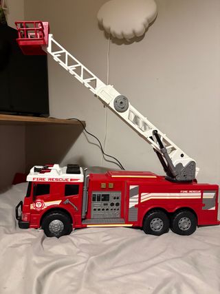 Camión de bomberos con escalera