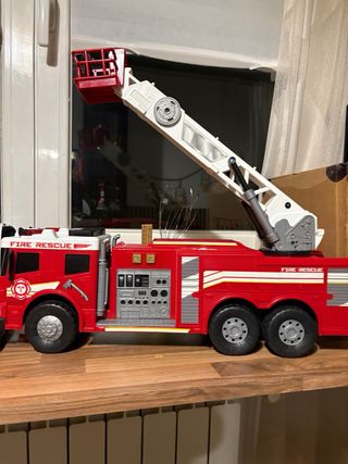 Camión de bomberos con escalera