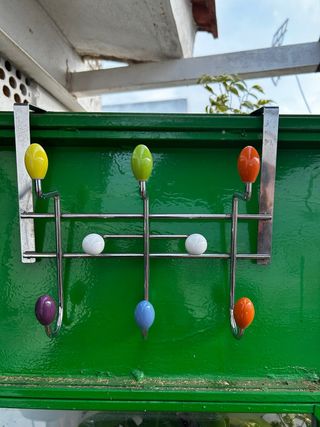 Colgador de puerta con pomos de colores