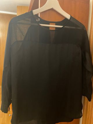Blusa negra con transparencias