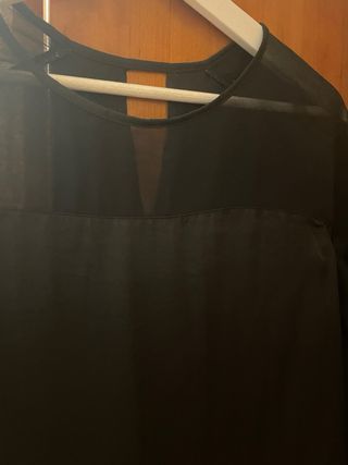 Blusa negra con transparencias