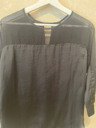 Blusa negra con transparencias