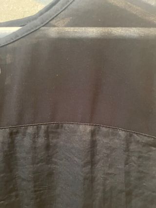 Blusa negra con transparencias