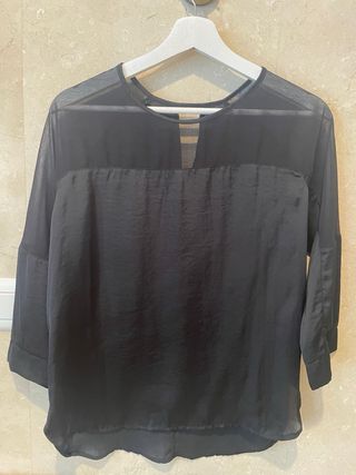 Blusa negra con transparencias